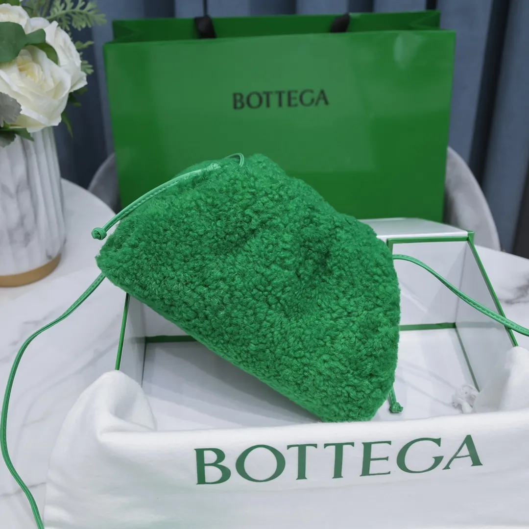 The small parrot green 🐱 BV pouch cloud bag is a fluffy version. It’s here, it’s here, it’s here with the fluff. You’ll know how cute it is when you see the real thing! The soft and fluffy feel is really great. Rua, this year’s furry style, I stand on bv! ! Whether it is a jodie cloud bag or a tote, not all curly teddy fur can be used to make goods. The curl size of the fur directly affects the similarity of the entire bag. Material: full fur and lambskin ➕ lambskin lining is much more expensive than full leather! Again, if you don’t want to develop ZP, of course you have to be willing to spend money ~ 22*13*5,